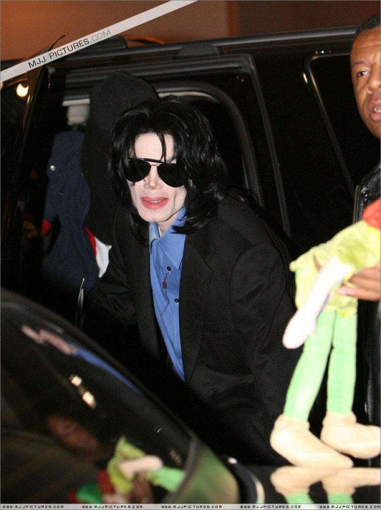 2007 Michael arrives at LAX (March) 009-12