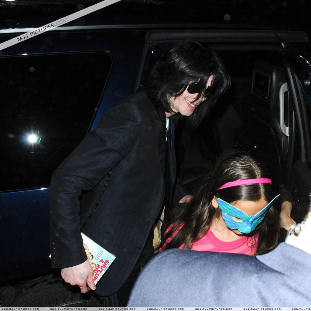 2008 Michael Attends a Halloween Party 009-16