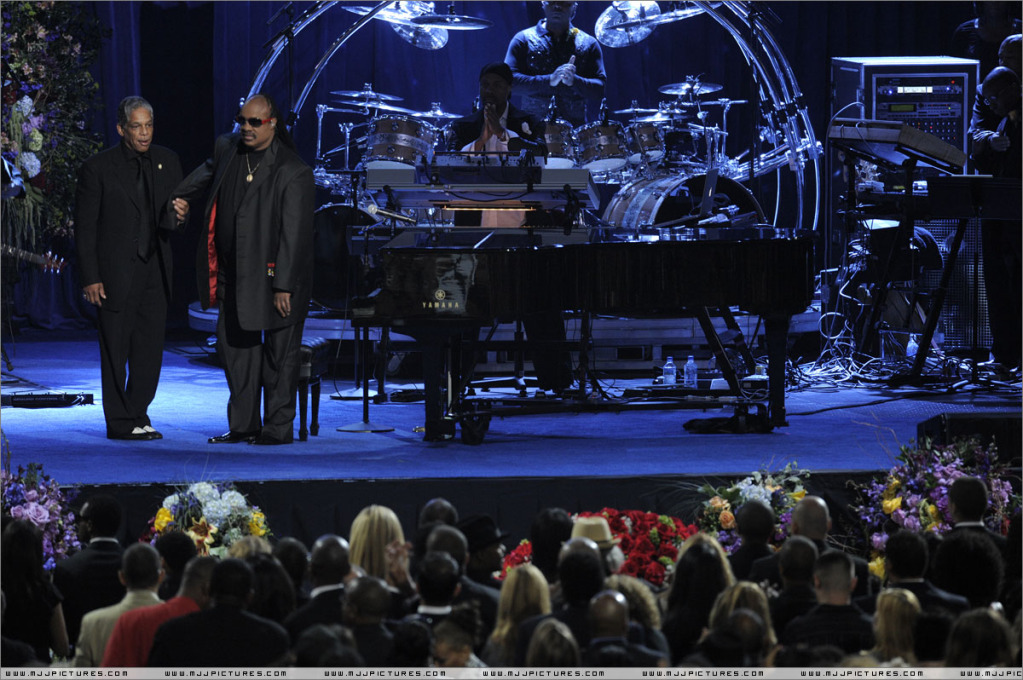 Stevie Wonder Performs Never Thought You'd Leave In The Summer 010-55