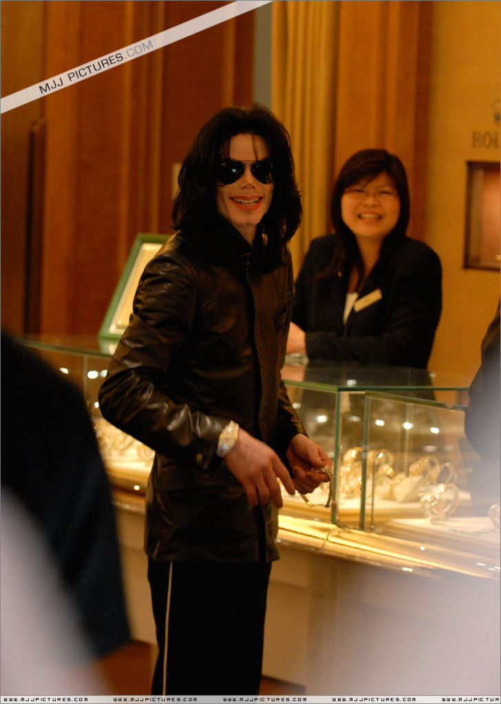 2007 Michael And His Daughter Paris Shopping in Las Vegas 010-9