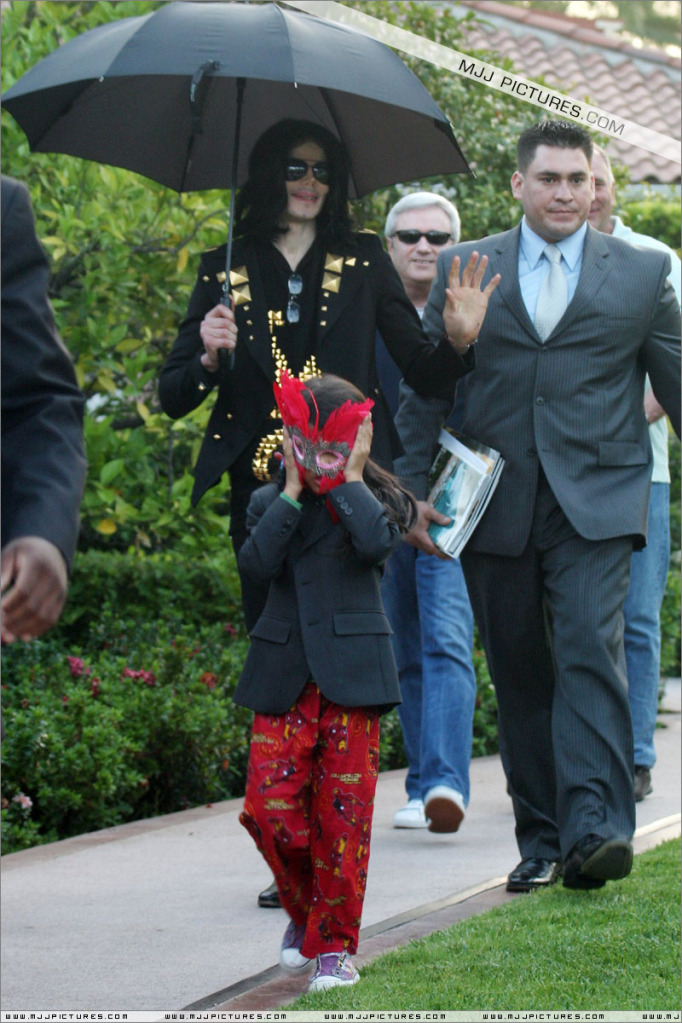 2009 Leaving the Beverly Hills Hotel 011-28