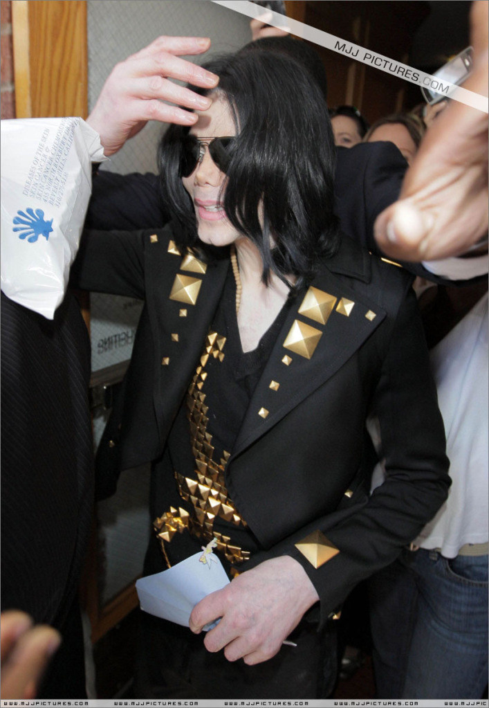 2009 Michael Visits Doctor - Beverly Hills 011-35