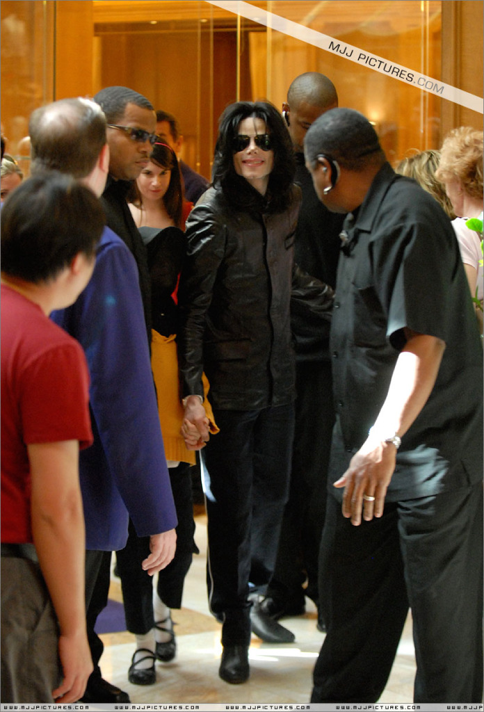 michael - 2007 Michael And His Daughter Paris Shopping in Las Vegas 011-9