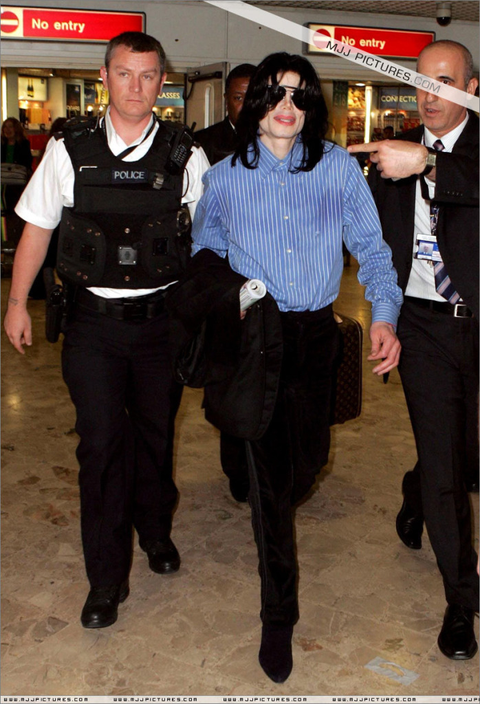 2007 Michael Arrives at Heathrow Airport (May) 012-10