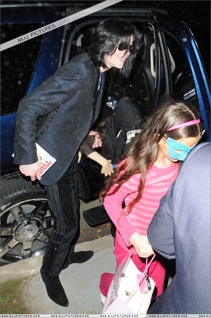 2008 Michael Attends a Halloween Party 012-15