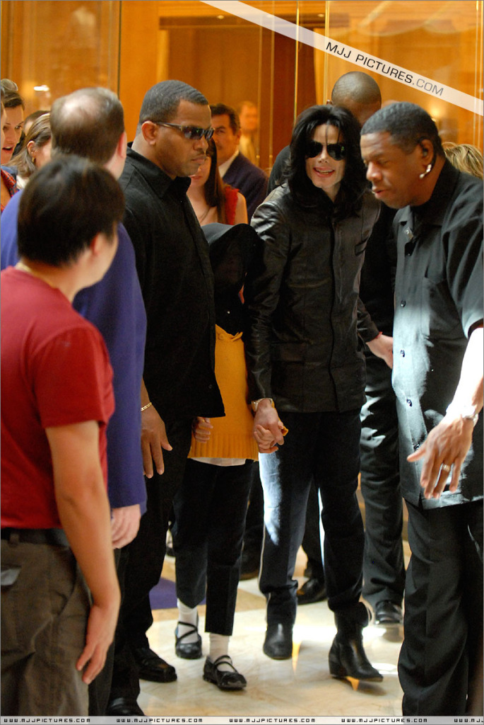 Michael - 2007 Michael And His Daughter Paris Shopping in Las Vegas 012-9