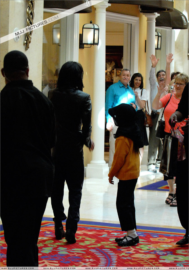 2007 Michael And His Daughter Paris Shopping in Las Vegas 013-9