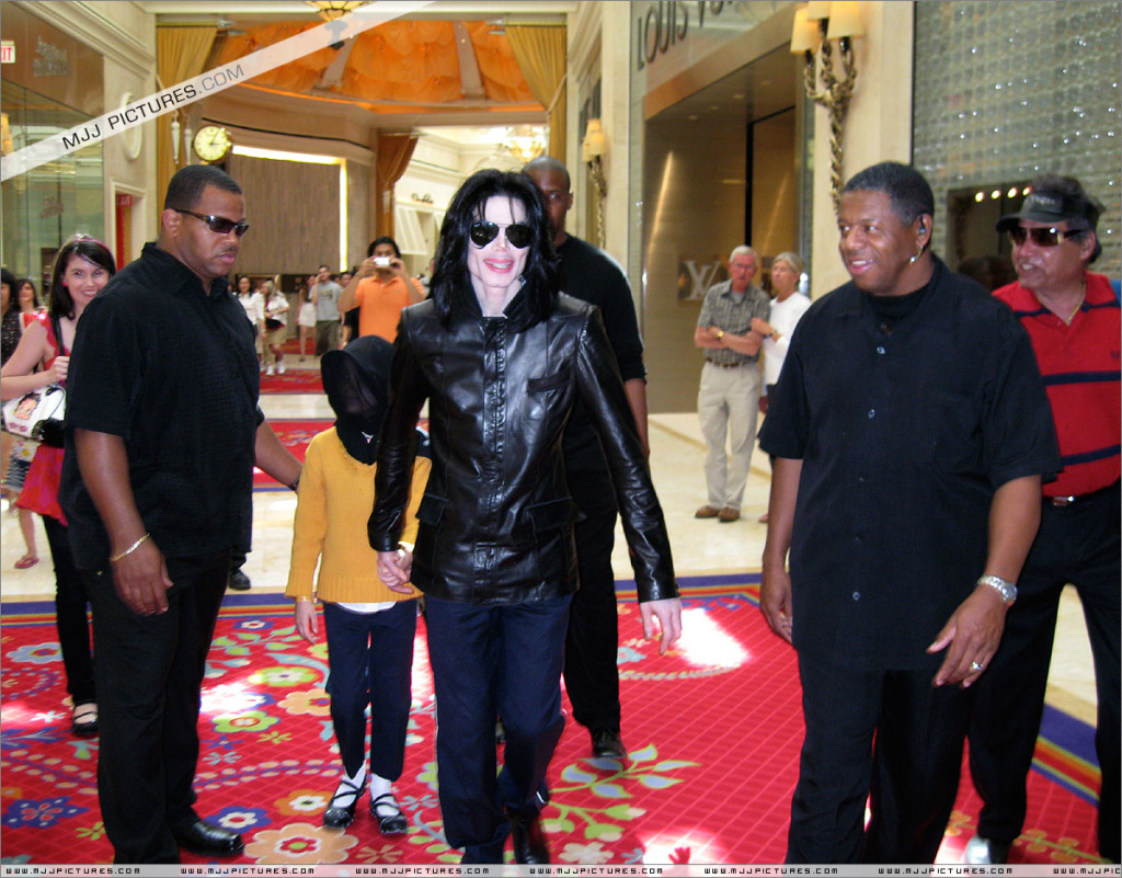 2007 Michael And His Daughter Paris Shopping in Las Vegas 014-9