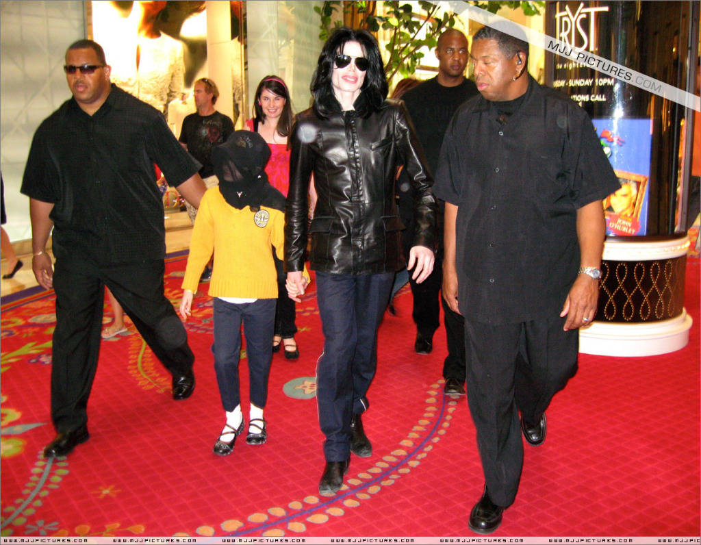 Michael - 2007 Michael And His Daughter Paris Shopping in Las Vegas 015-8