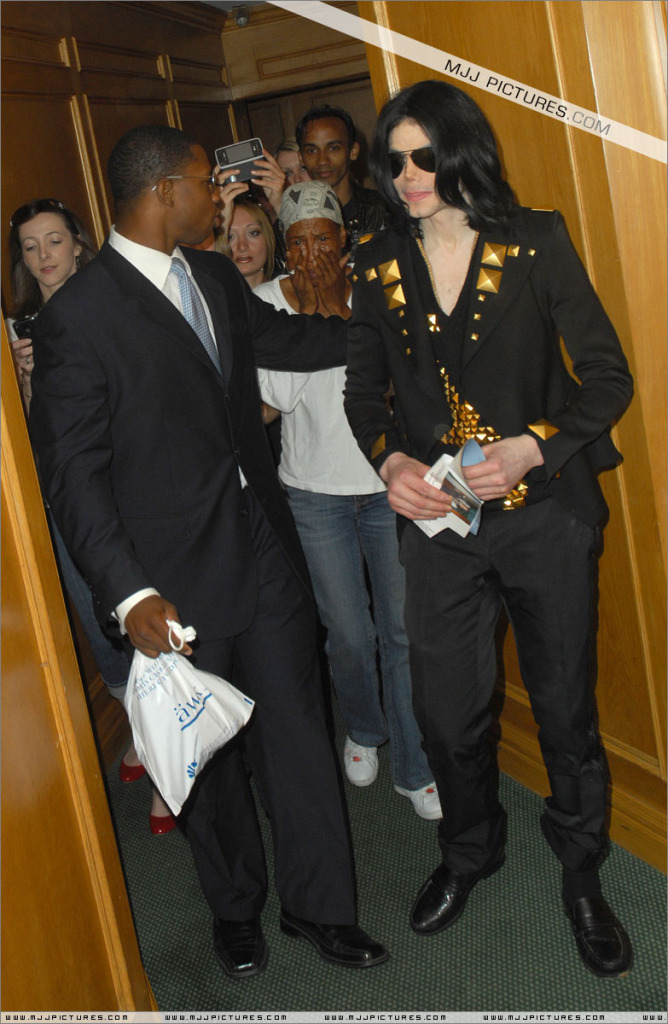 2009 Michael Visits Doctor - Beverly Hills 016-25