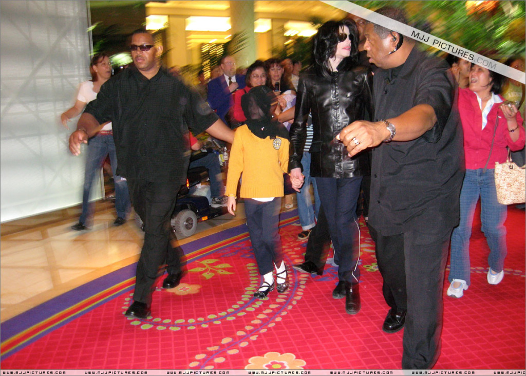 2007 Michael And His Daughter Paris Shopping in Las Vegas 016-7