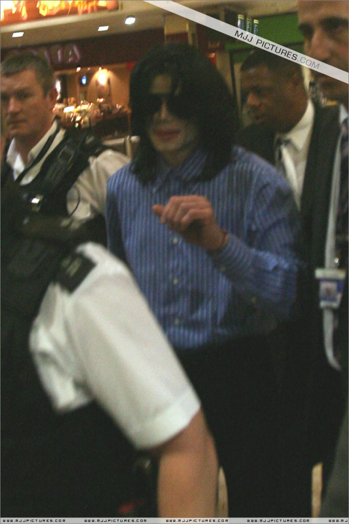 2007 Michael Arrives at Heathrow Airport (May) 020-6