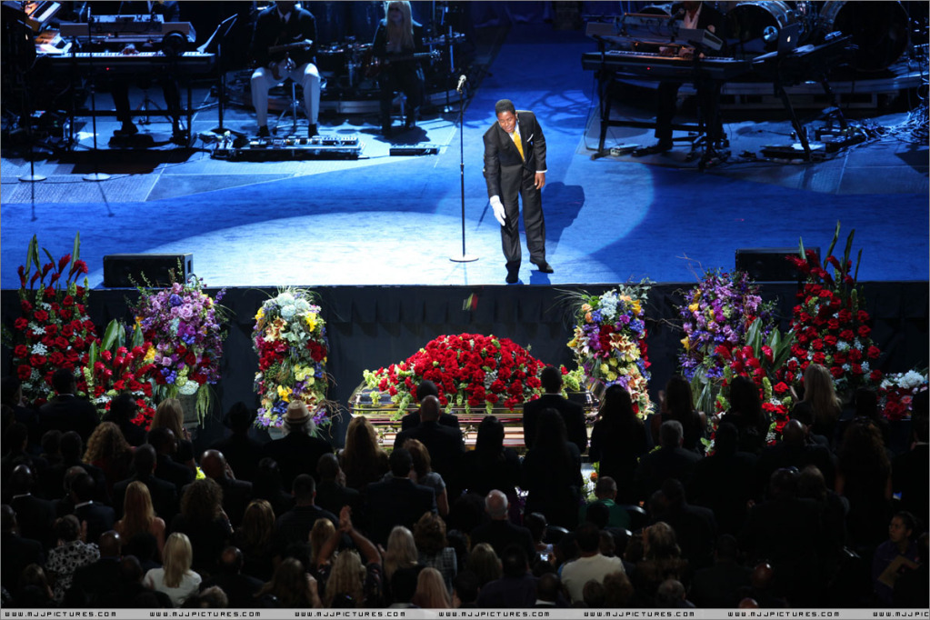 Jermaine Jackson Performs Smile 022-26