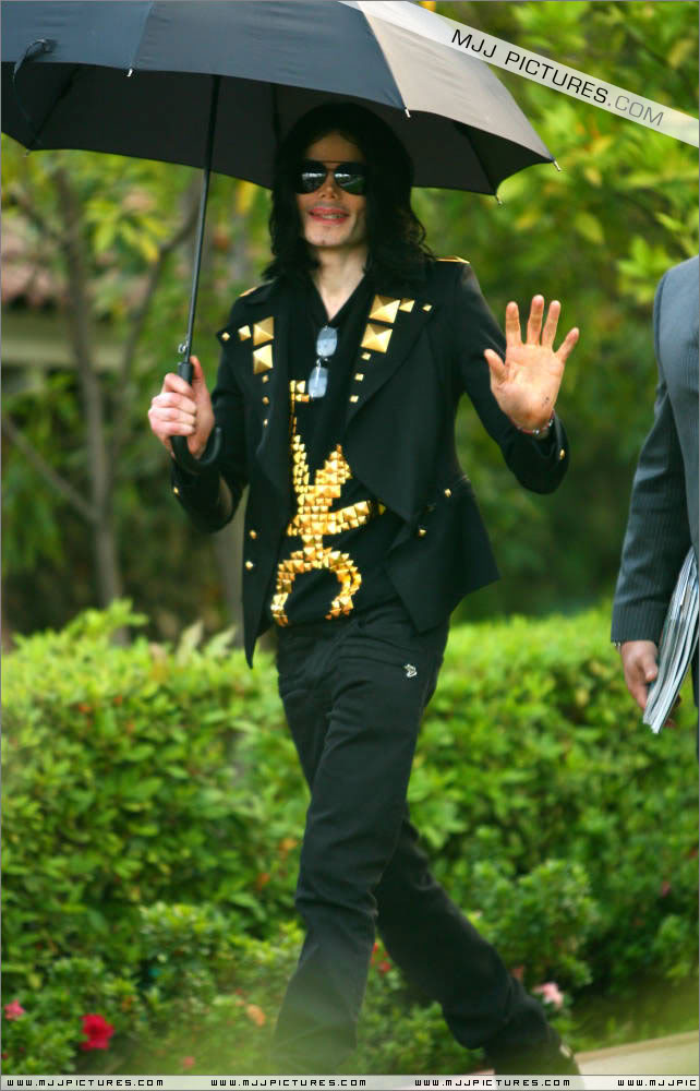 2009 Leaving the Beverly Hills Hotel 026-12