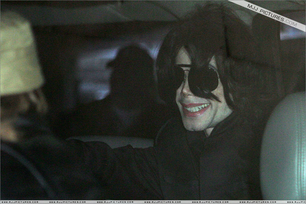 2007 Michael arrives at LAX (June) 027-4