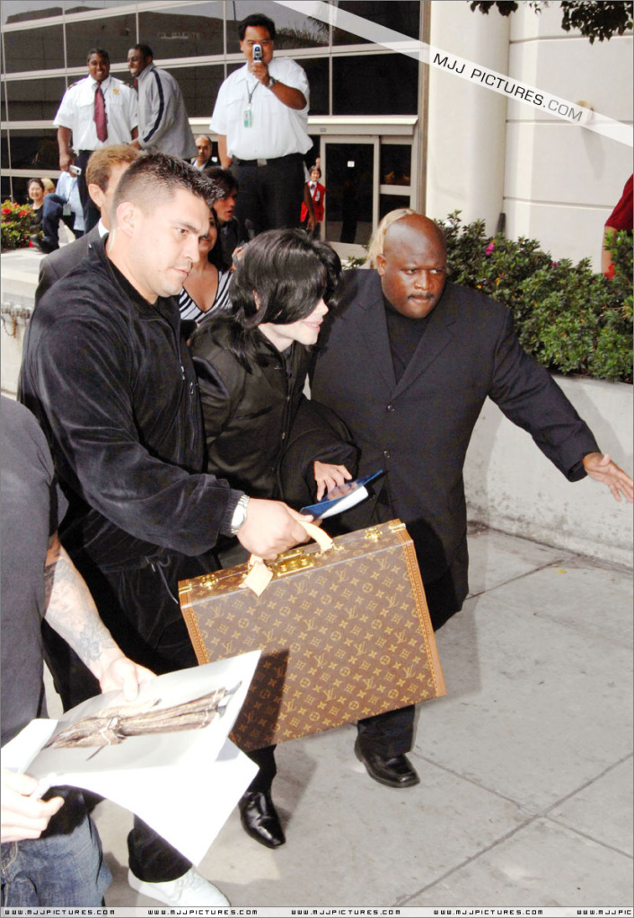 2007 Michael arrives at LAX (June) 035-2