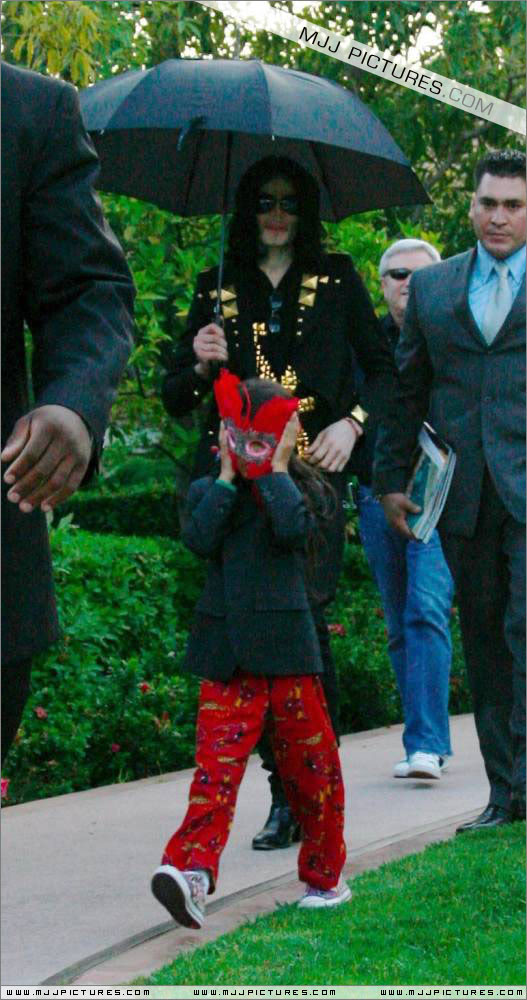 2009 Leaving the Beverly Hills Hotel 036-7