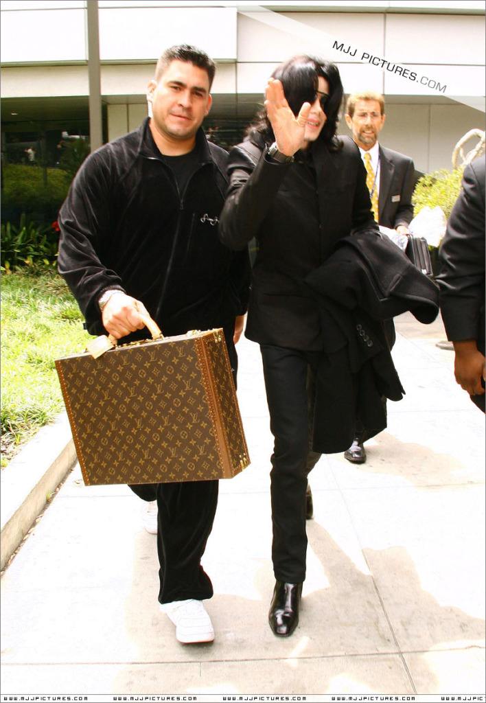 Michael - 2007 Michael arrives at LAX (June) 043-1