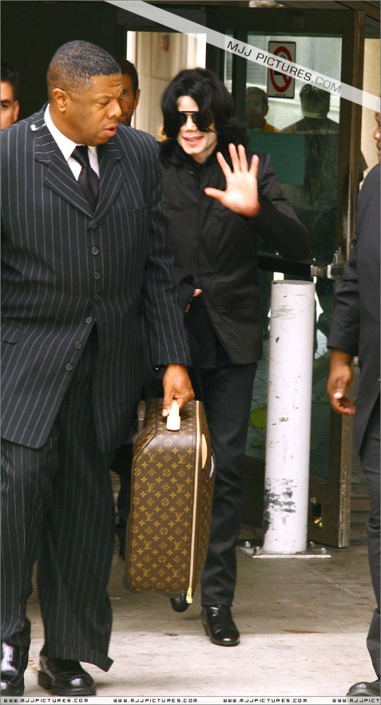 2007 Michael arrives at LAX (June) 045-1