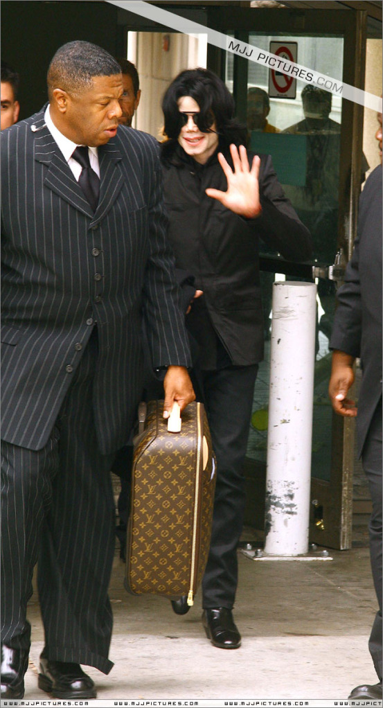 michael - 2007 Michael arrives at LAX (June) 045-1