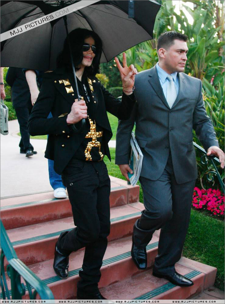 2009 Leaving the Beverly Hills Hotel 048-5