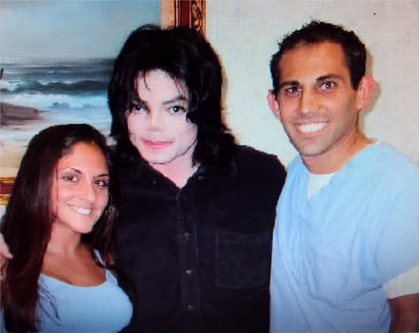 Michael - Michael Jackson and Dr. Randy Goldfarb 2004 J9vyuo