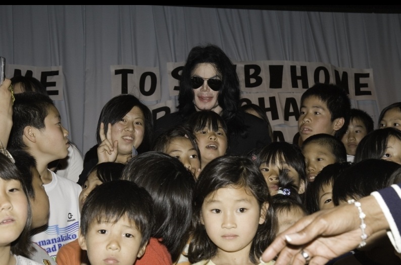 Michael Visits Tokyo Orphanage 2006 10-82