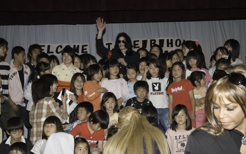 Michael Visits Tokyo Orphanage 2006 12-65