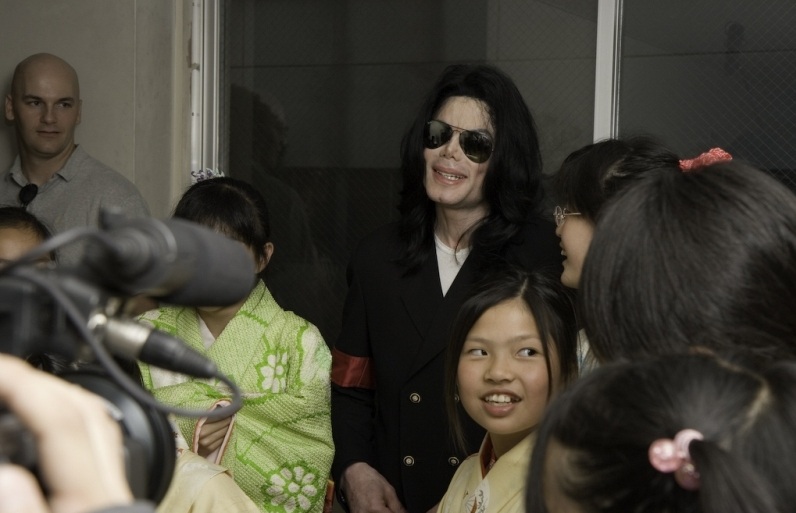 Michael Visits Tokyo Orphanage 2006 13-65