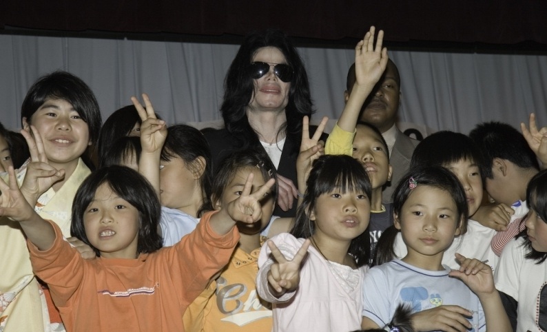 Michael - Michael Visits Tokyo Orphanage 2006 14-56