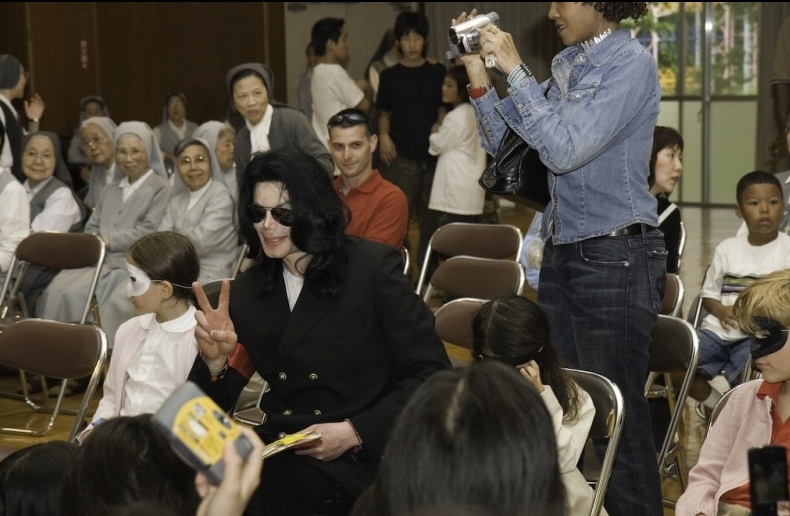 Michael Visits Tokyo Orphanage 2006 16-33