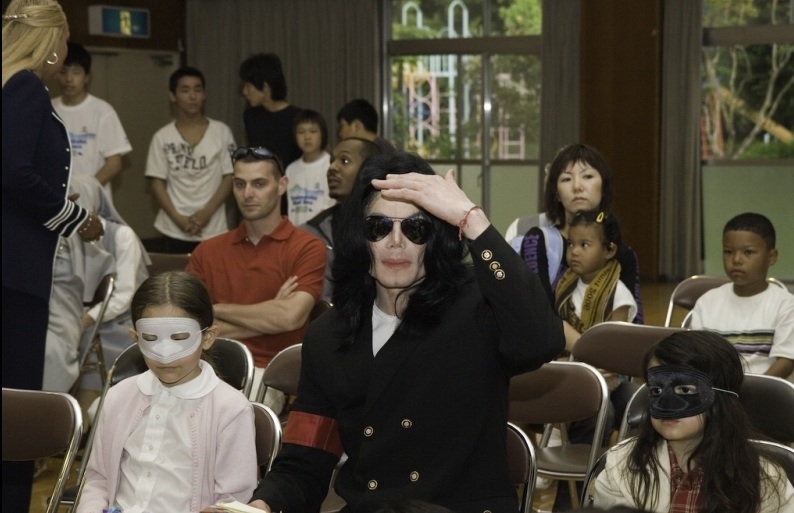 Michael Visits Tokyo Orphanage 2006 17-32