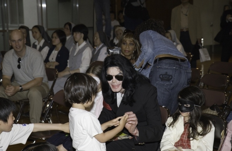 Michael Visits Tokyo Orphanage 2006 3-102