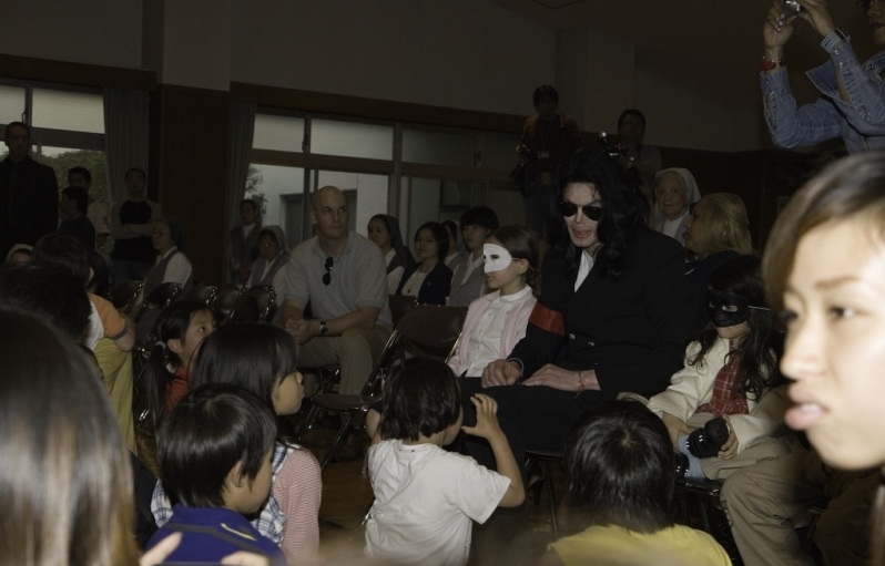 Michael Visits Tokyo Orphanage 2006 4-102