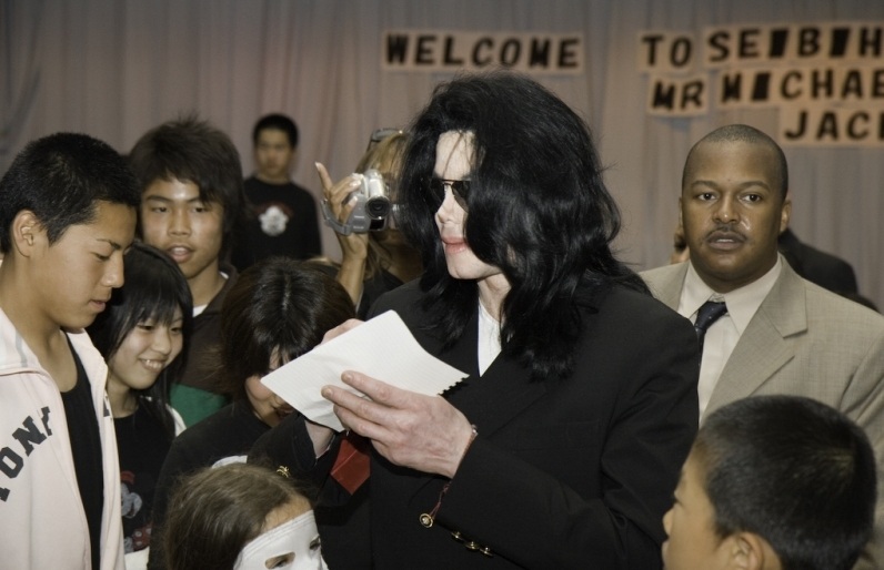 Michael Visits Tokyo Orphanage 2006 5-97