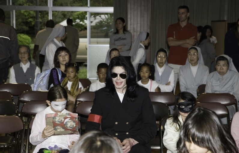 Michael Visits Tokyo Orphanage 2006 7-92