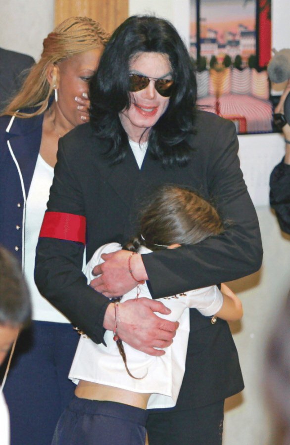 Michael - Michael Visits Tokyo Orphanage 2006 Oprhan1