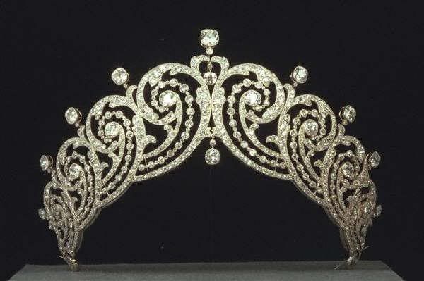 Royal Jewelry & Tiaras / Fabergé Eggs / The Royals - Pagina 4 547f257b