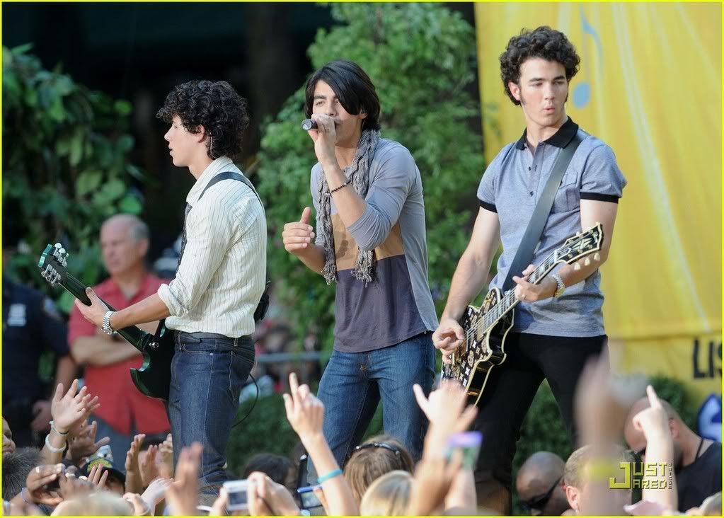 on ABCs Jonas-brothers-good-morning-amer-4