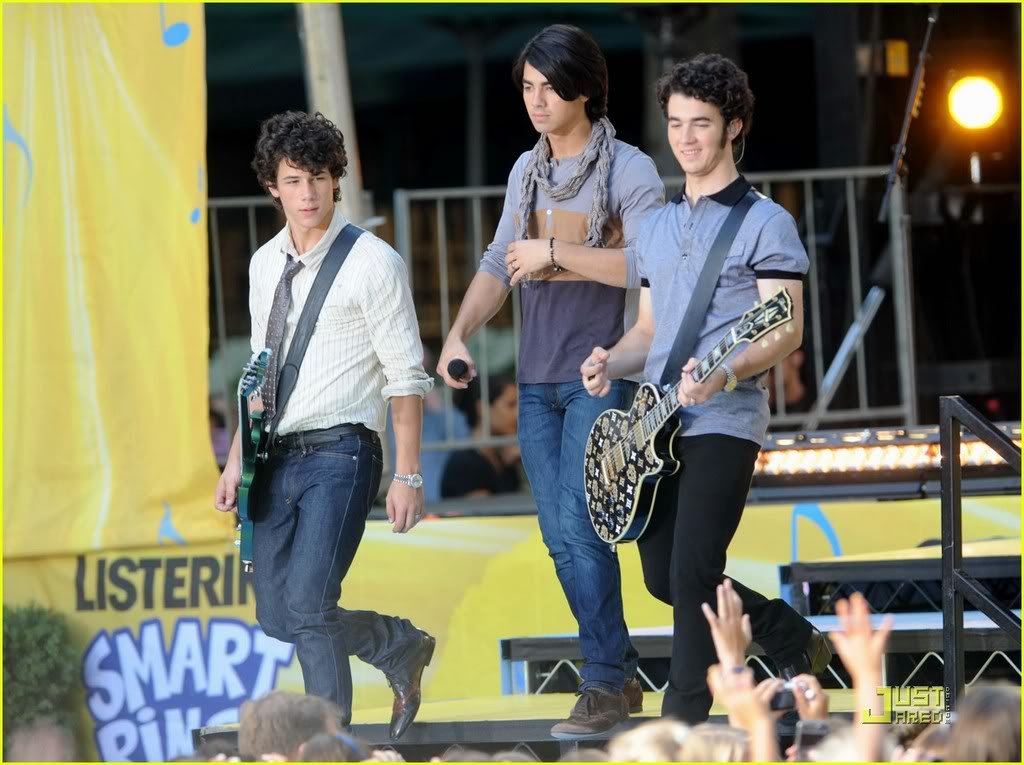 on ABCs Jonas-brothers-good-morning-amer-5