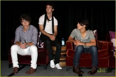 nicks simple wins Normal_jonas-brothers-bayer-boys-20