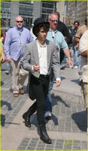 Nick new video Normal_nick-jonas-top-hat-horse-03