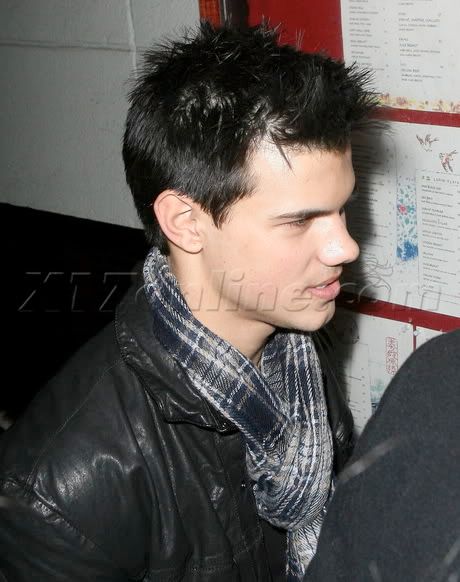 Fotos do Tay no SNL Tlautner1212109_01-full