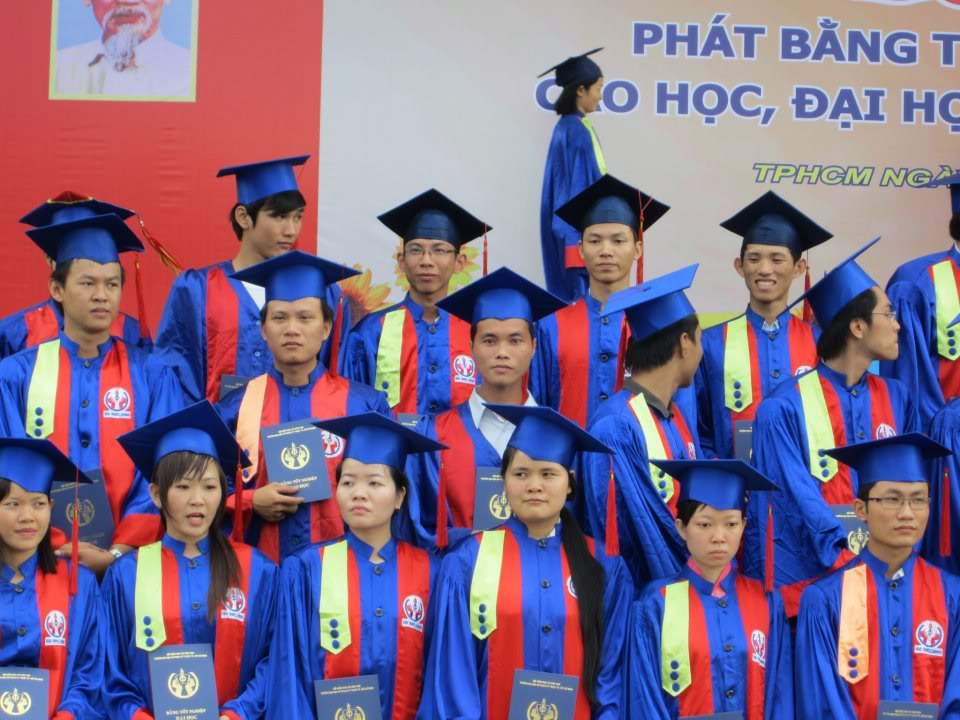 Ảnh tốt nghiệp.  317923_2200940800644_731303140_n