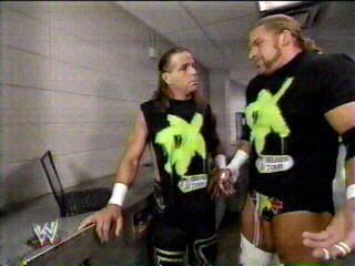 HBK RELAJANDOSE ANTES DE LA LUCHA EN RAW 008