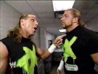 HBK RELAJANDOSE ANTES DE LA LUCHA EN RAW 011-1