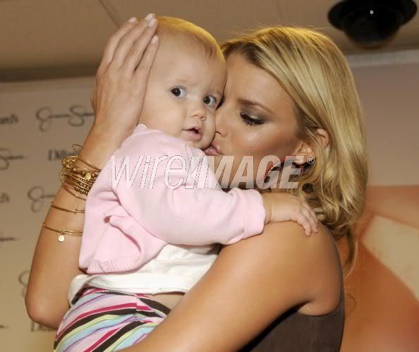 Jessica Simpson en Dillars promocionando su nueva fragancia! Fancy1