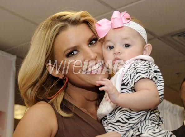 Jessica Simpson en Dillars promocionando su nueva fragancia! Fancy3