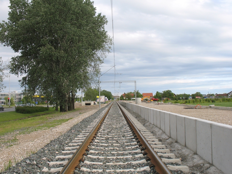 Od budueg eljeznikog stajalita Buzin do RK Zagreb StajalisteBuzinperon012_zpsec82ec79