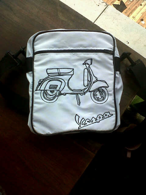 Tas Casual Logo Vespa White